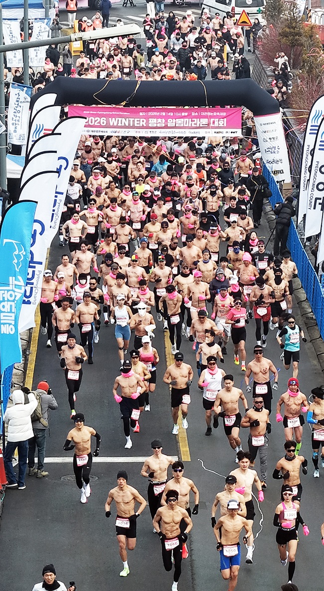 ▲ 14일 강원 평창군 대관령면 대관령로 대관령눈꽃축제장에서 열린 '2026 평창 대관령 알몸 마라톤 대회' 참가자들이 힘차게 출발하고 있다. 이날 전국에서 모인 450여명의 마라톤 동호인들이 알몸 차림으로 5㎞, 10㎞코스를 달리며 대관령 한겨울의 추위를 즐겼다. ⓒ평창관광문화재단
