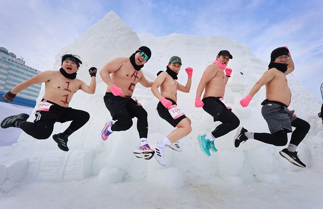 ▲ 14일 강원 평창군 대관령면 대관령로 대관령눈꽃축제장에서 열린 '2026 평창 대관령 알몸 마라톤 대회' 참가자들이 힘차게 점프를 하고 있다. ⓒ평창관광문화재단