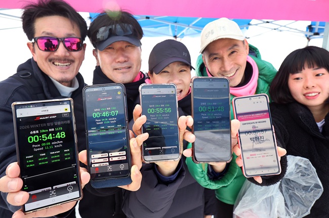 ▲ 14일 강원 평창군 대관령면 대관령로 대관령눈꽃축제장에서 열린 '2026 평창 대관령 알몸 마라톤 대회' 참가자들이 자신의 인증기록을 선보이고 있다.  이날  전국에서 모인 450여명의 마라톤 동호인들이 알몸 차림으로 5㎞, 10㎞코스를 달리며 대관령 한겨울의 추위를 즐겼다. ⓒ평창관광문화재단