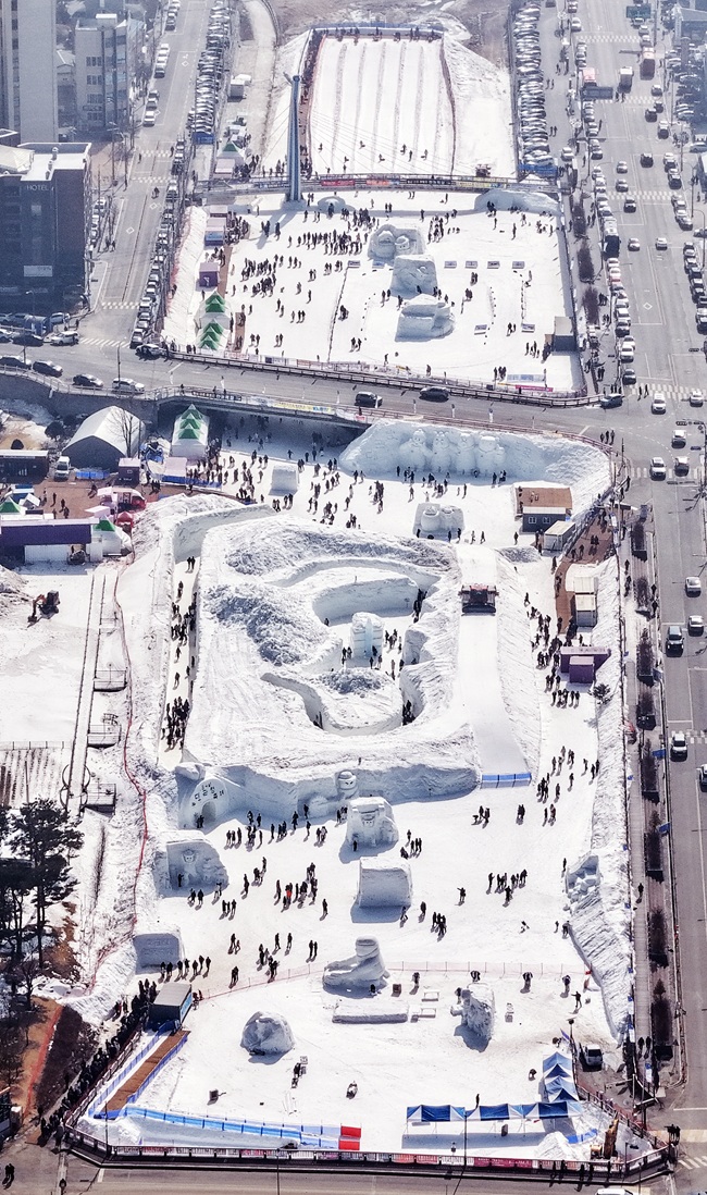 ▲ 15일 설연휴를 맞아 평창군 대관령면 횡계리 송천 일대 축제장에서 열린 제34회 평창 대관령눈꽃축제를 찾은 방문객들이 마지막 겨울 축제를 즐기고 있다. ⓒ평창관광문화재단