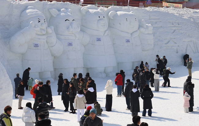 ▲ 15일 설연휴를 맞아 평창군 대관령면 횡계리 송천 일대 축제장에서 열린 제34회 평창 대관령눈꽃축제를 찾은 방문객들이 마지막 겨울 축제를 즐기고 있다. ⓒ평창관광문화재단