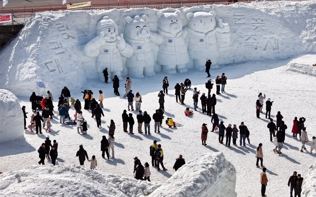 ▲ 15일 설연휴를 맞아 평창군 대관령면 횡계리 송천 일대 축제장에서 열린 제34회 평창 대관령눈꽃축제를 찾은 방문객들이 마지막 겨울 축제를 즐기고 있다. ⓒ평창관광문화재단