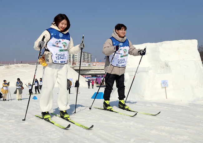 ▲ 15일 설연휴를 맞아 평창군 대관령면 횡계리 송천 일대 축제장에서 열린 제34회 평창 대관령눈꽃축제를 찾은 방문객들이 노르딕 스키 체험을 즐기고 있다. ⓒ평창관광문화재단
