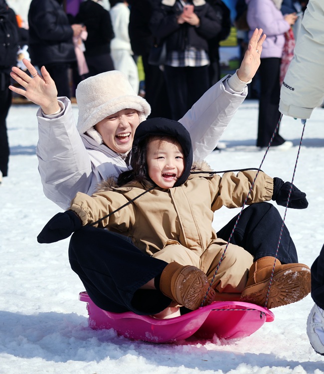 ▲ 15일 설연휴를 맞아 평창군 대관령면 횡계리 송천 일대 축제장에서 열린 제34회 평창 대관령눈꽃축제를 찾은 방문객들이 눈밭에서 눈썰매를 즐기고 있다. ⓒ평창관광문화재단
