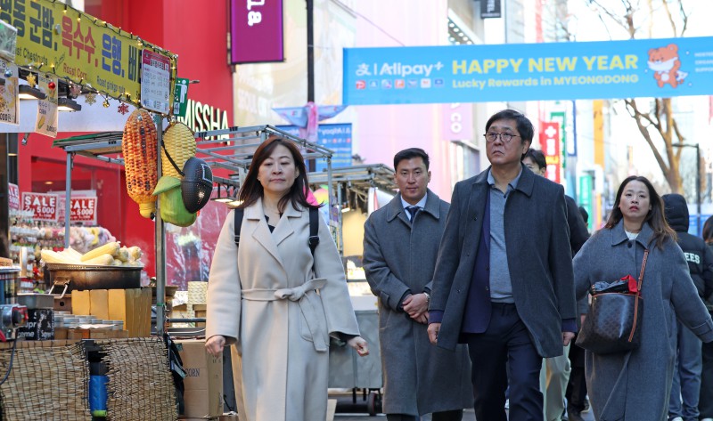 ▲ 최휘영 문화체육관광부 장관이 15일 역대 최장 중국 춘절 연휴을 맞아 중국인 관광객이 증가할 것을 예상되는 가운데 서울 중구 명동을 찾아 관광 현장을 점검하고 있다.ⓒ문체부