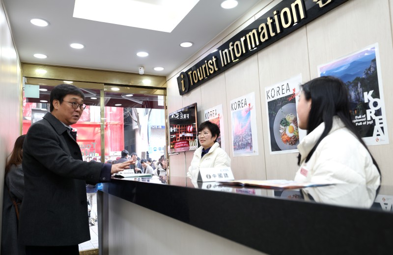 ▲ 최휘영 문화체육관광부 장관이 15일 역대 최장 중국 춘절 연휴을 맞아 중국인 관광객이 증가할 것을 예상되는 가운데 서울 중구 명동을 찾아 관광안내소 직원들의 의견을 청취하고 있다.ⓒ문체부