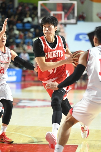 ▲ 오세근이 맹활약을 펼친 SK가 정관장을 꺾고 공동 2위로 올라섰다.ⓒKBL 제공