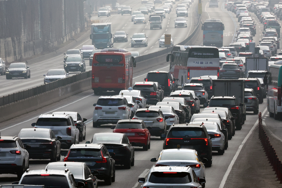 ▲ 설 연휴가 시작된 14일 오후 서울 서초구 잠원IC 인근 경부고속도로 하행선(오른쪽)이 정체를 빚고 있다. ⓒ뉴시스