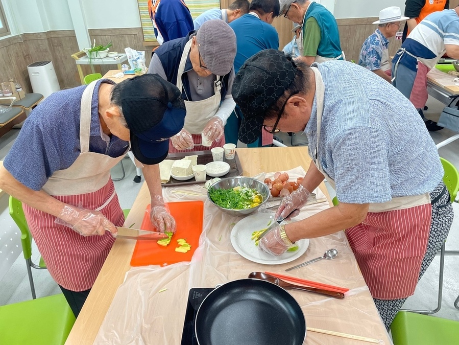 ▲ 노인복지기금_요리활동ⓒ광주광역시 제공