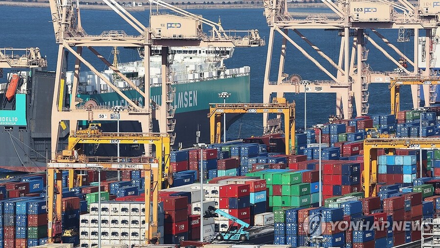 ▲ 경기도 평택항에 컨테이너가 쌓여있는 모습. ⓒ연합뉴스