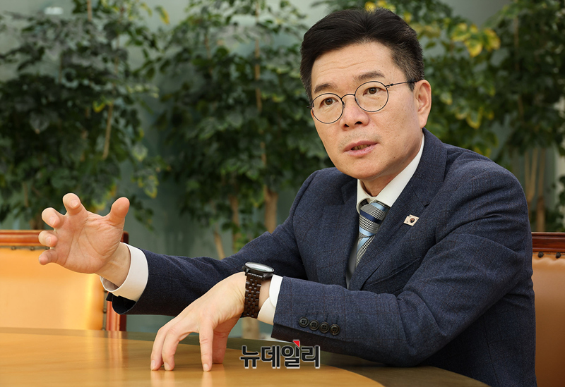 ▲ 오는 6월 지방선거에서 서울시장 출마 의사를 밝힌 정원오 성동구청장이 지난 12일 성동구청 집무질에서 뉴데일리와 인터뷰하고 있다. ⓒ정상윤 기자