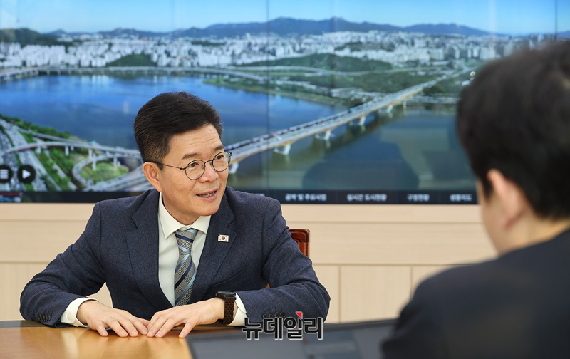 ▲ 오는 6월 지방선거에서 서울시장 출마 의사를 밝힌 정원오 성동구청장이 지난 12일 성동구청 집무질에서 뉴데일리와 인터뷰하고 있다. ⓒ정상윤 기자