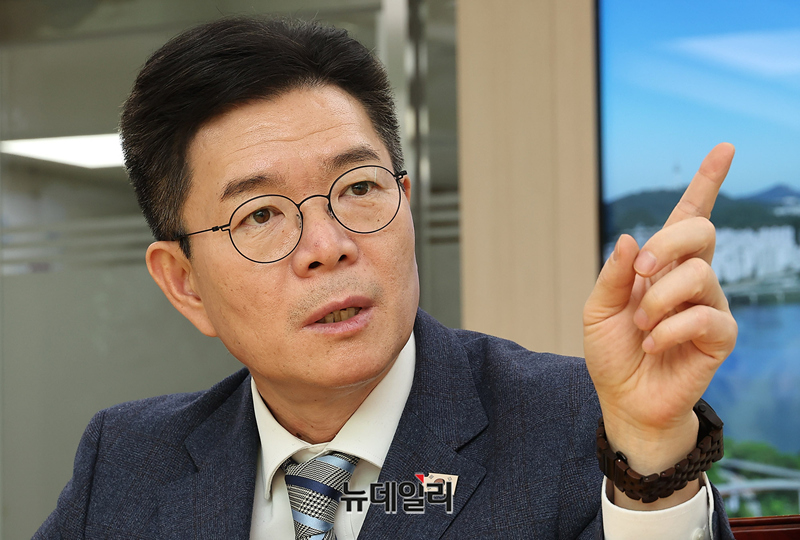 ▲ 오는 6월 지방선거에서 서울시장 출마 의사를 밝힌 정원오 성동구청장이 지난 12일 성동구청 집무질에서 뉴데일리와 인터뷰하고 있다. ⓒ정상윤 기자