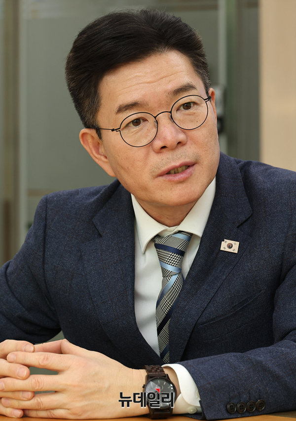 ▲ 오는 6월 지방선거에서 서울시장 출마 의사를 밝힌 정원오 성동구청장이 지난 12일 성동구청 집무질에서 뉴데일리와 인터뷰하고 있다. ⓒ정상윤 기자