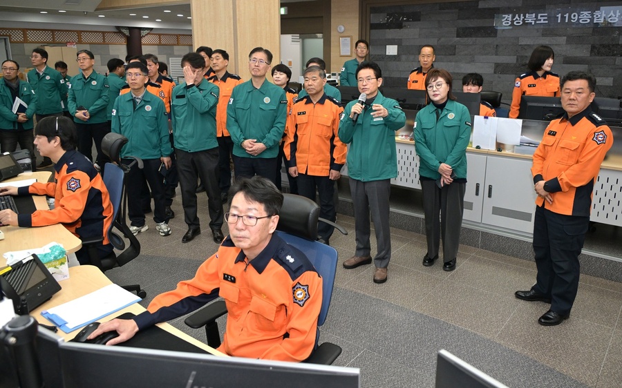 ▲ 이철우 경북도지사는 설 연휴 첫날인 14일 도 종합상황실과 119종합상황실, 가축방역상황실을 차례로 방문해 연휴 대비 종합상황실 운영 실태를 점검했다(119 상활실).ⓒ경북도