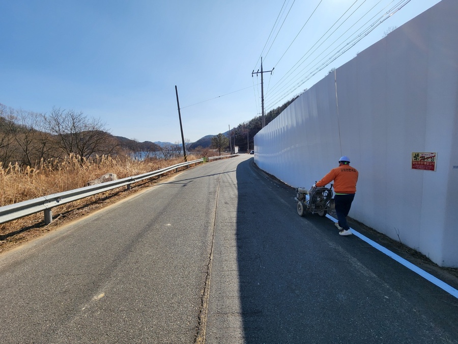 ▲ 청도군이 민족 대명절 설을 앞두고 군민과 귀성객의 안전하고 쾌적한 이동 환경 조성을 위해 군도와 농어촌도로 정비를 마무리했다.ⓒ청도군