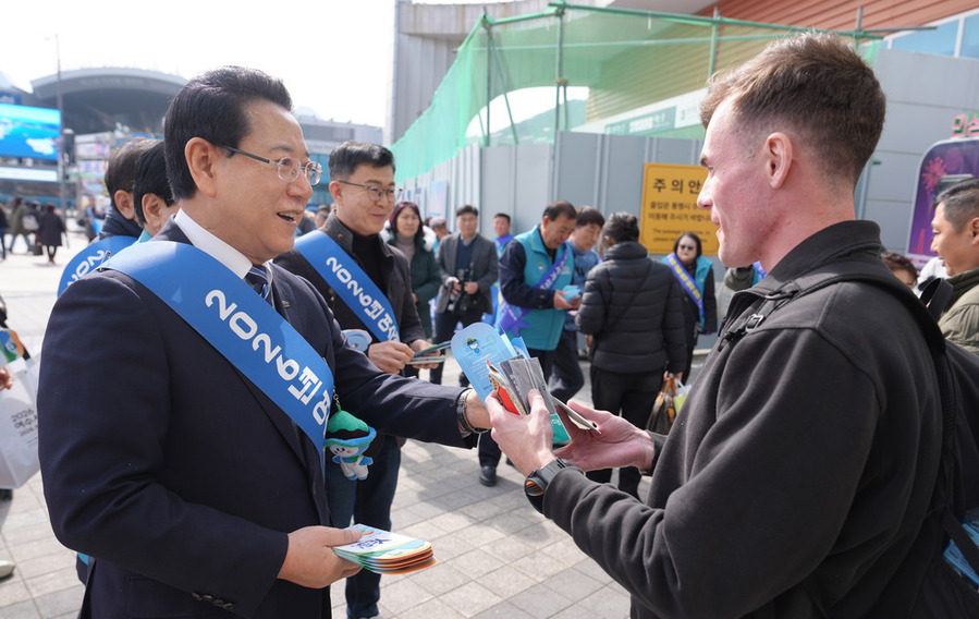 ▲ 김영록 전라남도지사가 설 명절을 앞둔 16일 여수엑스포역에서 귀성객 및 관광객들을 환영하며, 2026여수세계섬박람회 성공개최를 위한 D-200 홍보활동을 펼치고 있다.ⓒ전라남도 제공