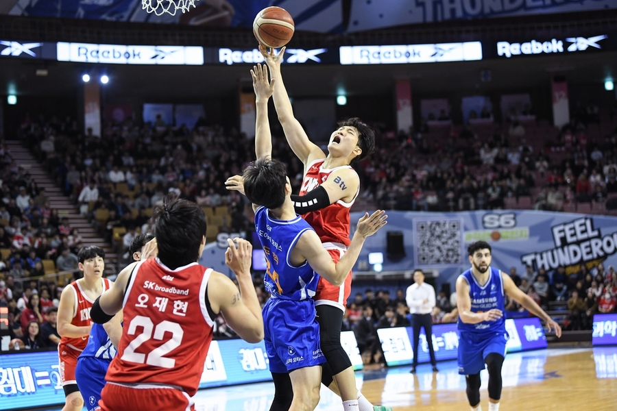 ▲ SK가 삼성을 꺾고 단독 2위로 올라섰다.ⓒKBL 제공