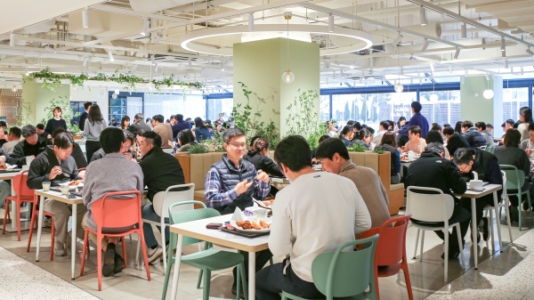 ▲ 현대그린푸드가 운영 중인 단체급식 사업장에서 고객들이 '깐부치킨' 협업 메뉴로 식사하고 있는 모습ⓒ현대그린푸드