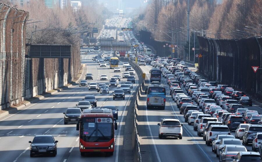 ▲ 설날인 17일 오후 서울 서초구 경부고속도로 잠원IC 인근에 귀경 차량 행렬이 늘어나고 있다. ⓒ뉴시스