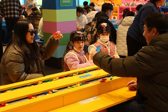 ▲ 온 가족 머리 맞대고 쌓는 즐거운 브릭 미션. ⓒ레고랜드