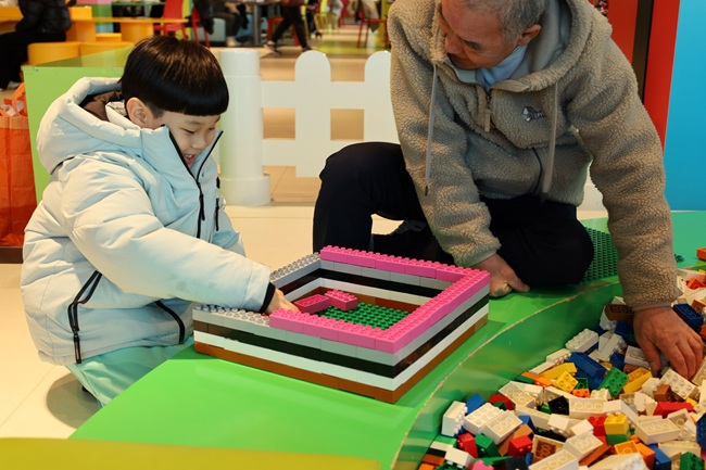 ▲ 할아버지와 손자가 함께 쌓아 올리는 브릭과 추억. ⓒ레고랜드