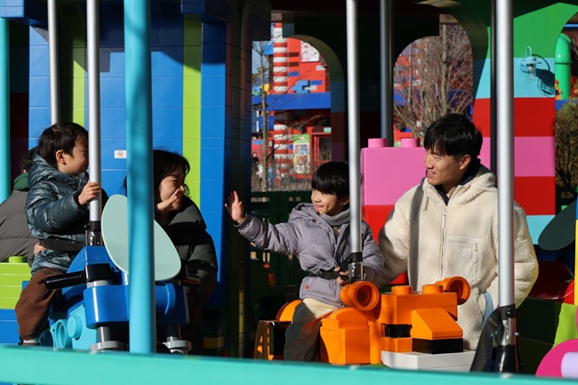 ▲ 레고 회전목마 타고 웃음꽃 핀 명절 나들이. ⓒ레고랜드