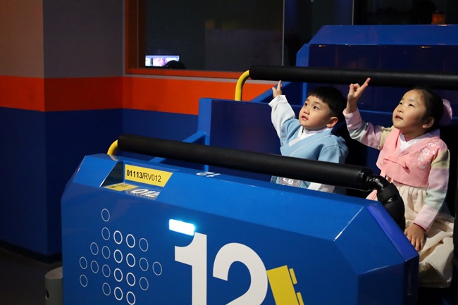 ▲ 팩토리 어드벤처에 탑승해 신기해 하는 아이들. ⓒ레고랜드