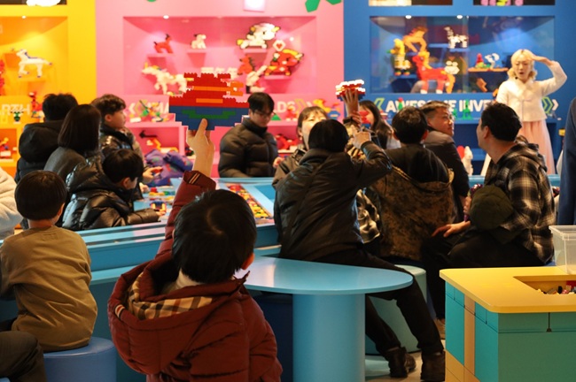 ▲ 소원아 이루어져라! 번쩍 들어 올린 레고 복주머니. ⓒ레고랜드