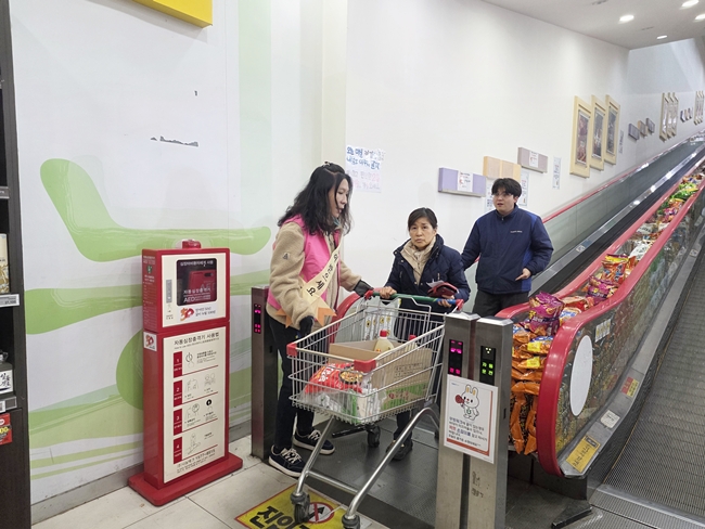 ▲ 영영동농협 고향주부모임 회원들이 15일 하나로마트에서 주민의 장보기를 돕는 봉사활동을 펼치고 있다. ⓒ영동농협