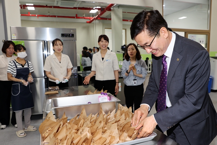 ▲ 윤건영 충북교육감이 학교 급식실을 방문해 아침간편식 제공 사업 현장을 점검하고 있다. ⓒ충북교육청