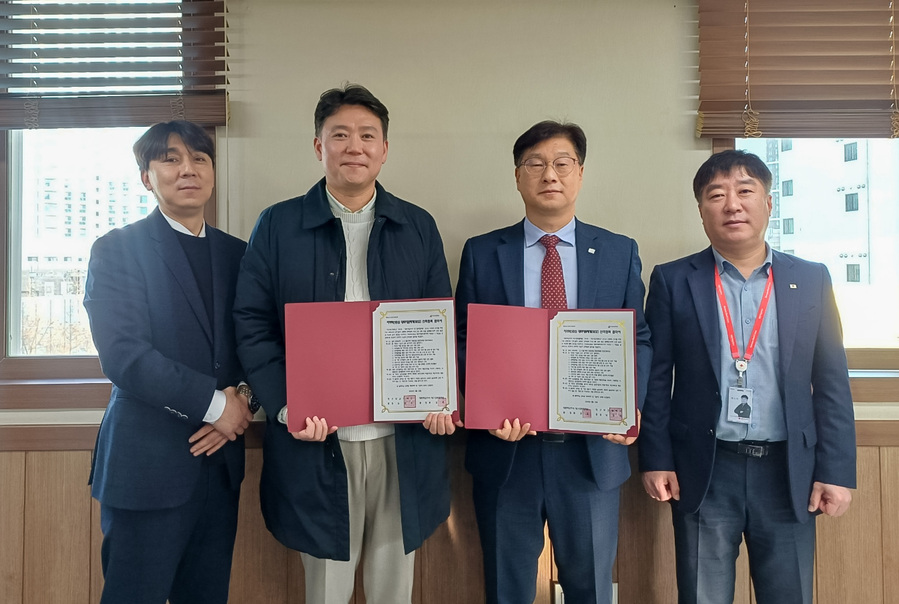 ▲ 12일 대한적십자사 대구경북혈액원 원장실에서 대구보건대학교 임상병리학과 교수진과 류경호 대구경북혈액원장(오른쪽 두 번째)이 ‘헬스케어 연관 산업 현장 친화형 전문인력 양성을 위한 업무협약’을 체결하고 기념촬영을 하고 있다.ⓒ대구보건대