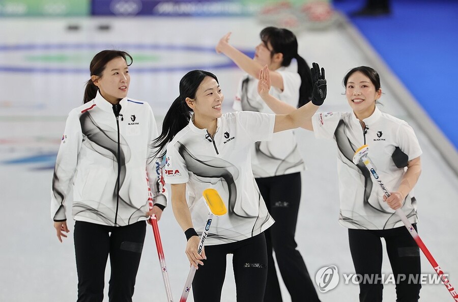 ▲ 한국 여자 컬링 대표팀이 예선 1위 스웨덴을 잡고 4강 진출 가능성을 높였다.ⓒ연합뉴스 제공