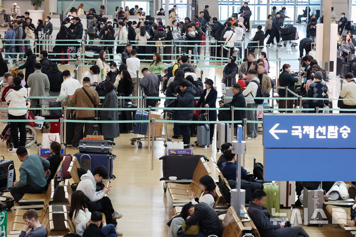 ▲ 설 연휴가 시작된 14일 오전 인천국제공항 제1여객터미널 출국장이 이용객들로 북적이고 있다. ⓒ뉴시스