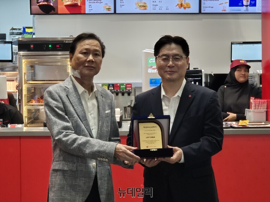 ▲ 이원택 롯데GRS 대표이사가 알란 고(Alan goh) 카트리나 그룹 회장과 기념촬영을 하고 있다.ⓒ조현우 기자