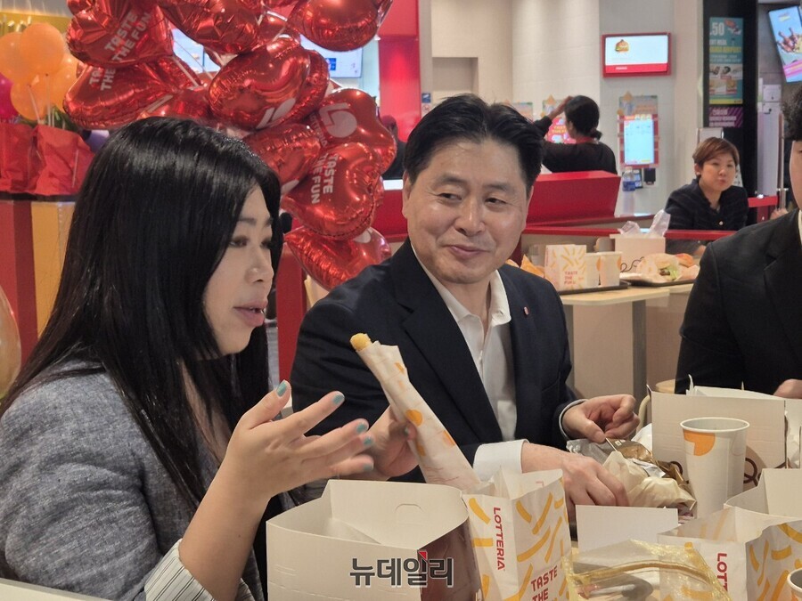 ▲ 이원택 롯데GRS 대표가 오픈세레머니를 마친 후 칭웬 리(Ching Wern Lee) 쥬얼창이 최고경영자와 이야기를 나누고 있다.ⓒ조현우 기자