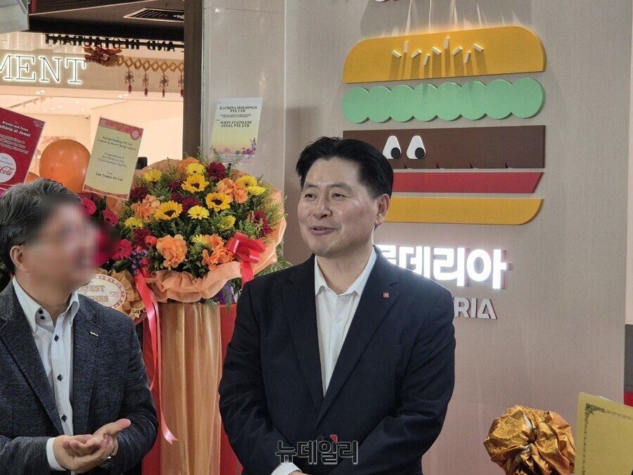 ▲ 이원택 롯데GRS 대표가 오픈세레머니를 마친 후 칭웬 리(Ching Wern Lee) 쥬얼창이 최고경영자와 이야기를 나누고 있다.ⓒ조현우 기자