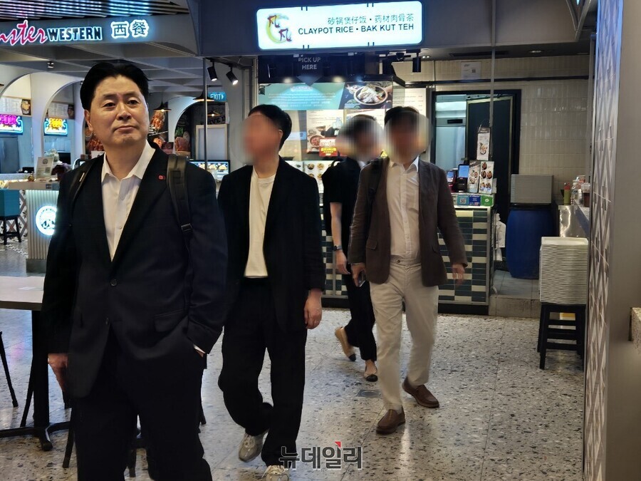 ▲ 이원택 롯데GRS 대표가 오프닝 세레머니에 참석하기 전 주얼 창이 내 F&B 브랜드와 푸드코트 등을 둘러보고 있다.ⓒ조현우 기자