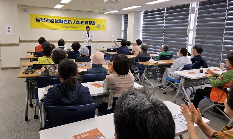 ▲ 주민들을 대상으로 건강강좌를 진행하는 모습.ⓒ아산시