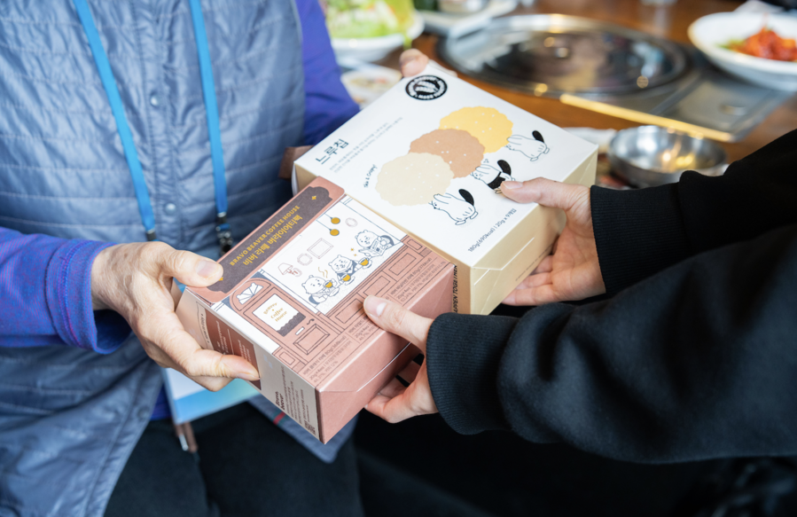 ▲ 토스뱅크가 설 명절을 맞아 마포·서대문구 독거 어르신에 전달한 명절 먹거리 세트를 전달했다. ⓒ토스뱅크