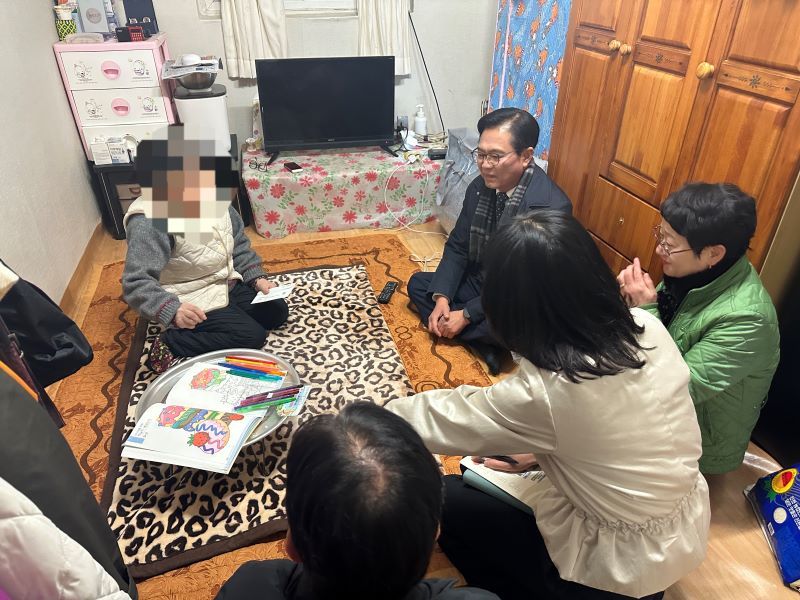 ▲ 김석필 천안시장 권한대행 부시장이 쪽방촌을 찾아 대화를 나누며 주거 및 안전 여건을 확인하고 있다.ⓒ천안시