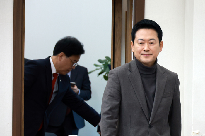 ▲ 국민의힘 장동혁 대표, 송언석 원내대표 등 지도부가 19일 서울 여의도 국회에서 열린 최고위원회의에 입장하고 있다. ⓒ뉴시스