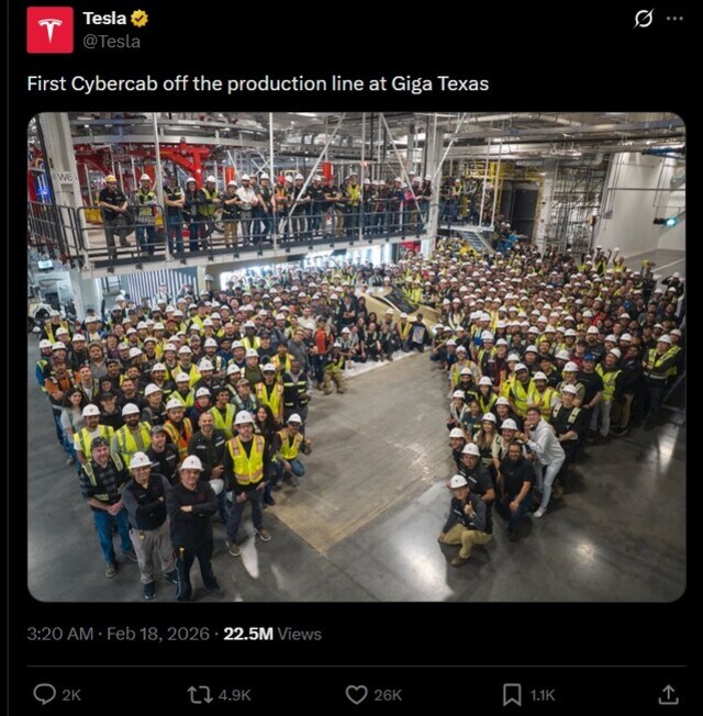 ▲ 테슬라는 소셜미디어 X에 첫 사이버캡 출고를 알렸다.ⓒ테슬라 공식 X 캡처