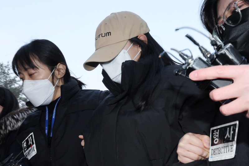 ▲ 서울 강북구 수유동 모텔에서 남성 2명을 숨지게 한 혐의를 받는 20대 여성 A씨가 지난 12일 서울북부지법에서 영장실질심사를 받기 위해 출석하고 있다. ⓒ연합뉴스