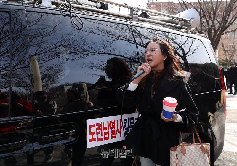▲ 최순실씨의 딸 정유라씨가 지난해 3월 3일 오후 서울 동작구 중앙대학교에서 열린 윤석열 대통령 탄핵반대 시국선언에 참석해 인근에서 열린 탄핵찬성 집회측을 향해 발언하고 있다. ⓒ정상윤 기자