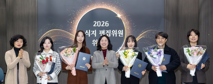 ▲ 구연희 세종교육감 권한대행(가운데)이 19일 2026년 계간 소식지 '세종교육온소식' 편집위원을 위촉한 뒤 기념촬영을 하고 있다.ⓒ세종교육청