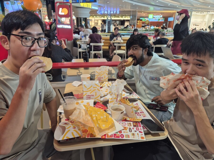 ▲ 이날 만난 라이언 탄(Ryan Tan)씨와 친구들은 SNS를 통해 롯데리아 1호점 오픈 소식을 듣고 찾아왔다.ⓒ조현우 기자