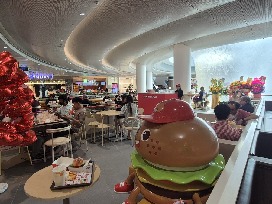 ▲ 매장에서는 쥬얼 창이의 시그니처인 레인 보텍스(Rain Vortex)를 보면서 식사를 즐길 수 있다.ⓒ조현우 기자