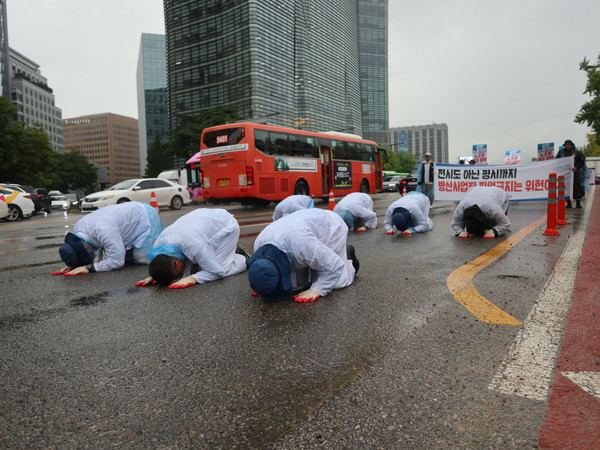 ▲ 금속노동조합 소속 방산노동자들이 노조법 41조를 위헌법률로 판단해 달라며 삼보일배를 하고 있다. ⓒ금속노동조합
