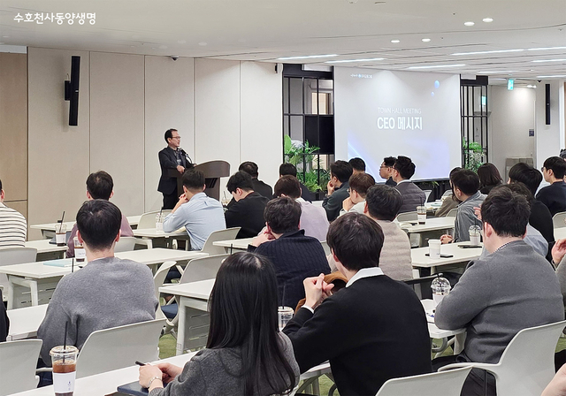 ▲ 성대규 동양생명 대표이사가 지난 13일 열린 타운홀 미팅에서 임직원에게 경영 전략 방향 등에 대해 설명하고 있다.ⓒ동양생명